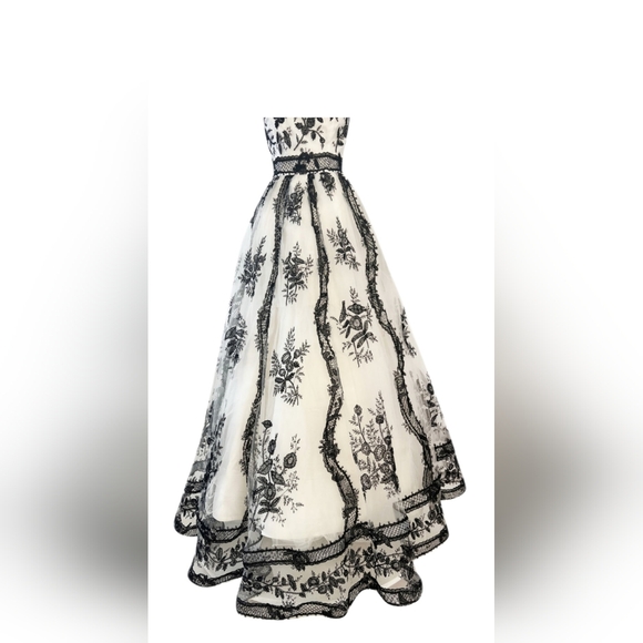 *$8,900 OSCAR DE LA RENTA WHITE BLACK EMBROIDERED RUNWAY GOWN US S - Picture 4 of 14